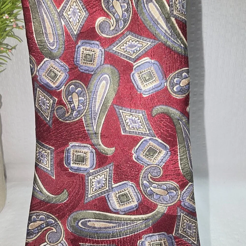 ZYLOS GEORGE MACADO ITALIAN SILK TIE CRIMSON WITH GRAY PAISLEY DESIGN EUC
