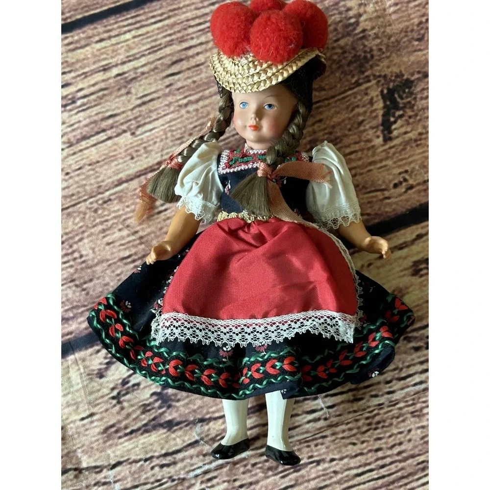 N/A features dirndl hair