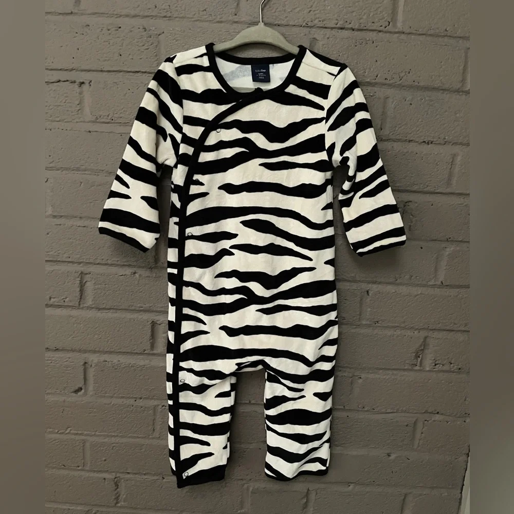 Gap - Baby Gap  NWT  onsie lounger  12-18 months