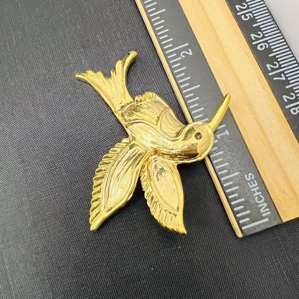 Vintage AAI Signed Gold Tone Textured Hummingbird Brooch 4095
