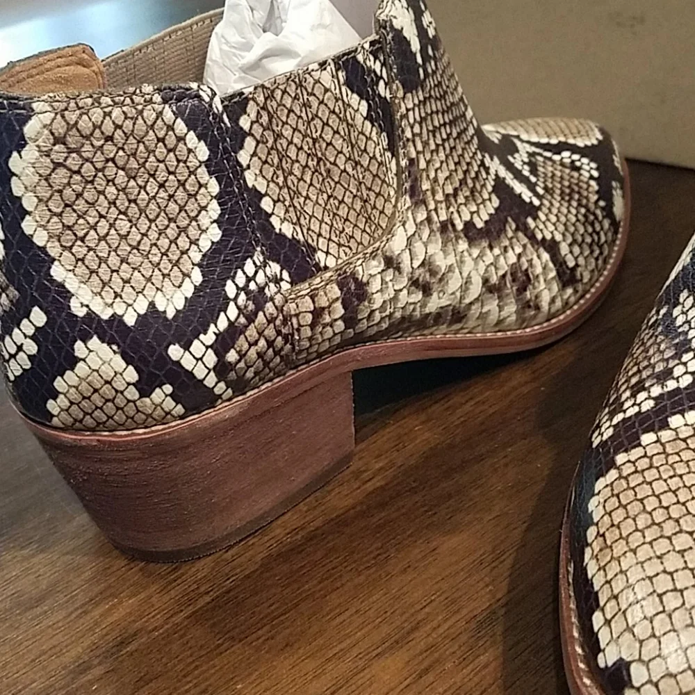 NEW Madewell Embossed Leather Chelsea Snake Print Booties Boots 8.5