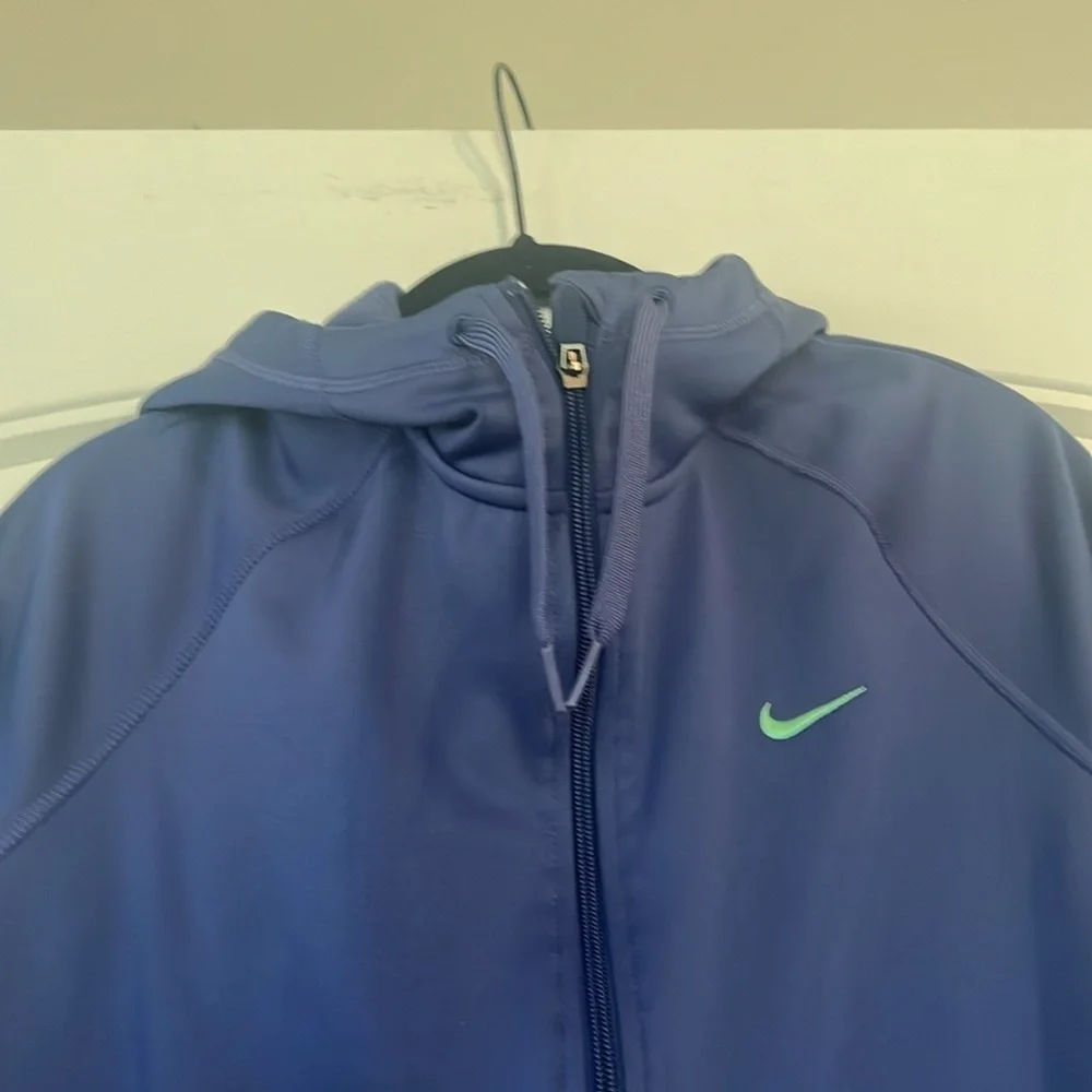 Nike thumbholes pit