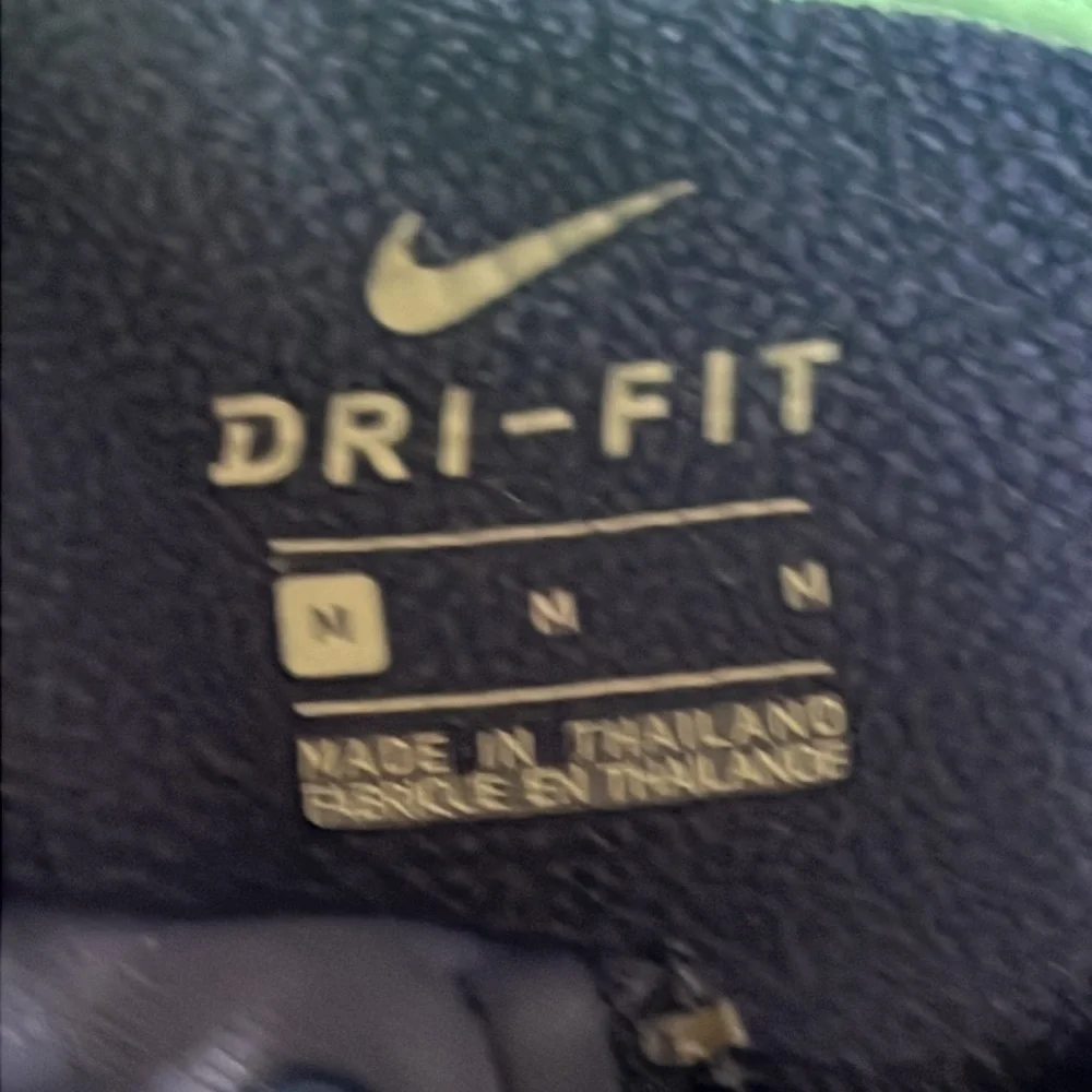 Nike thumbholes pit