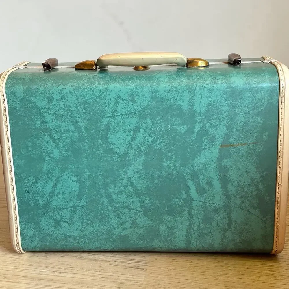 Samsonite or makes suitcase