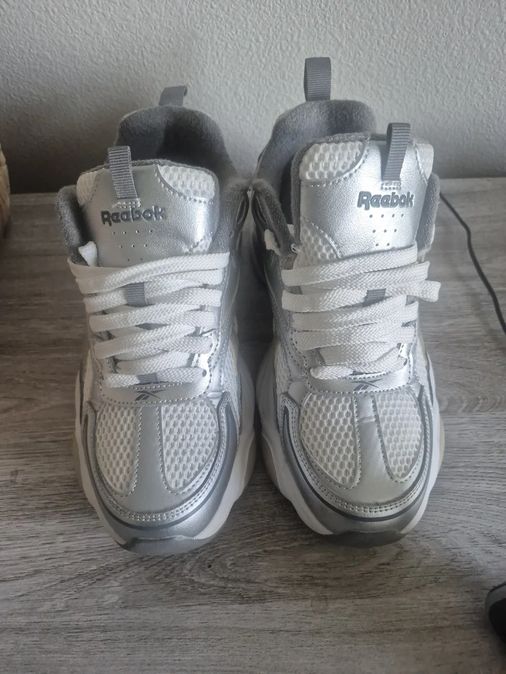 Reebok Womens White and Silver Chunky Athletic Sneakers 9