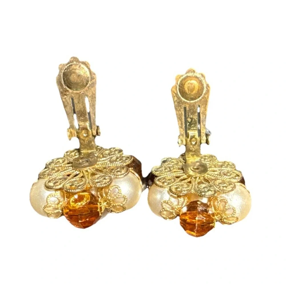 Vintage Brown and Faux Pearl Beaded Cluster Clip On Earrings J15-21