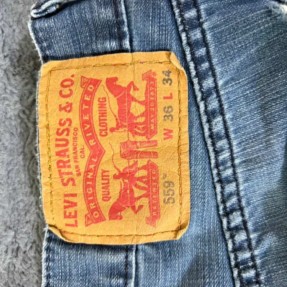 Levis measurements waist