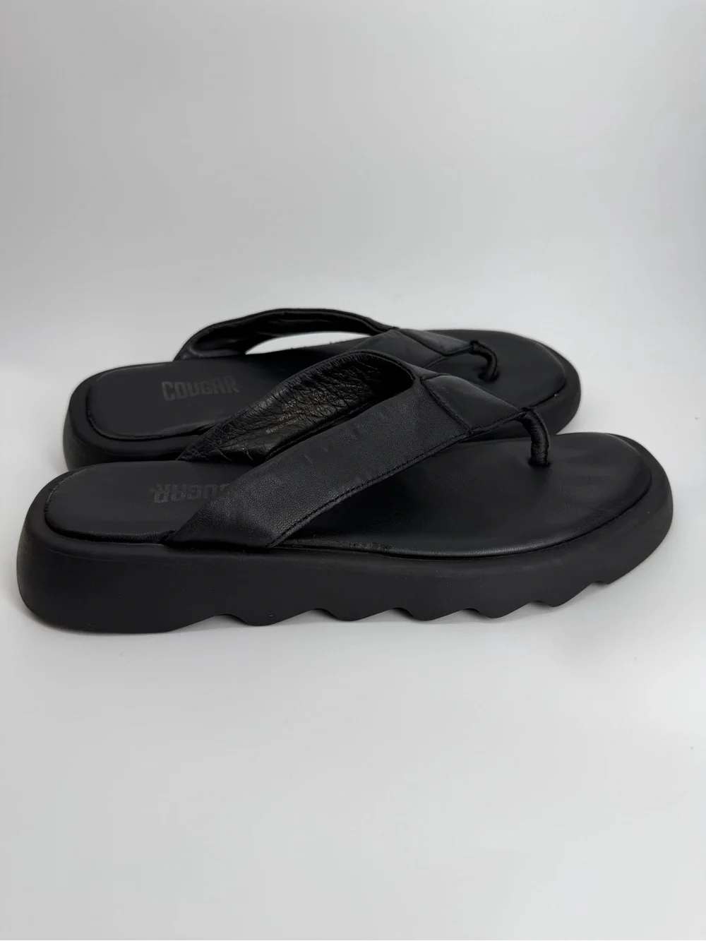Cougar Jacy Black Leather Chunky Platform Thong Sandals Flip Flops Size 9