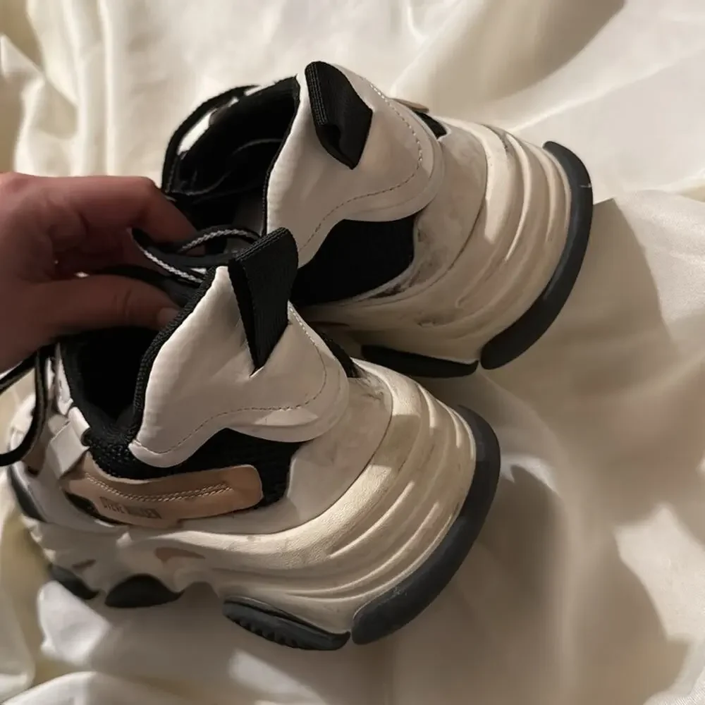 Steve Madden brand steve