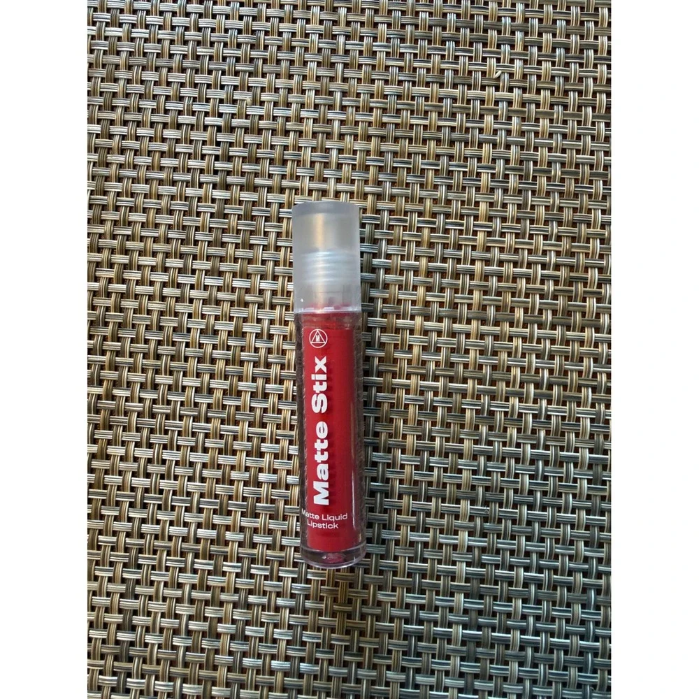 NWT MISSGUIDED Matte Stix Matte Liquid Lipstick Women Red 05 Weekend Loading 4ml