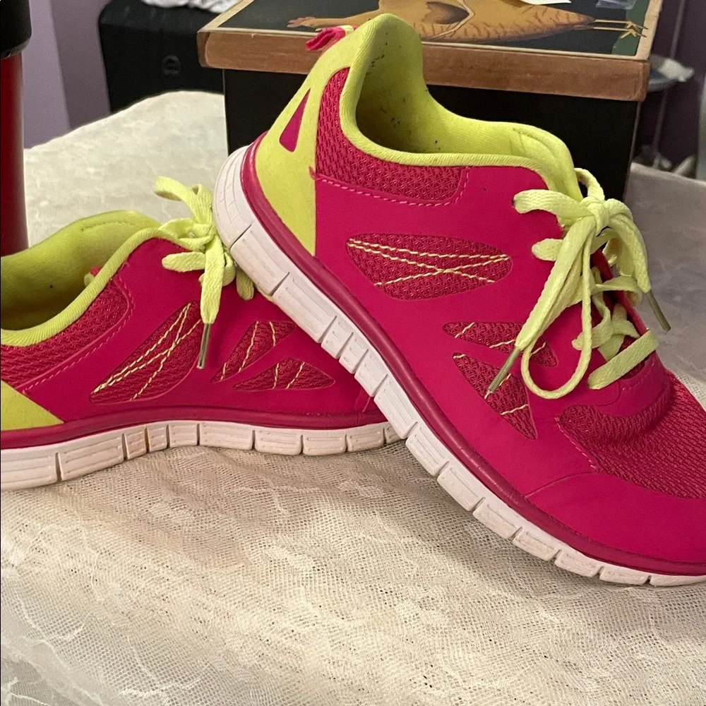 Danskin Now vibrant pink
