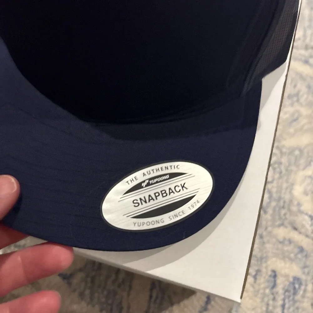 Snapback black designed golfing