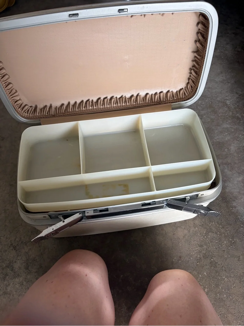 Samsonite bottom cosmetics metal