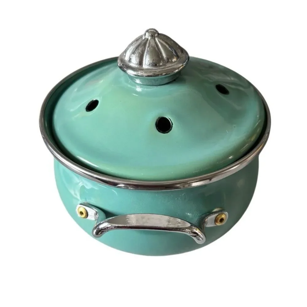 Lincolnware pot across bottom