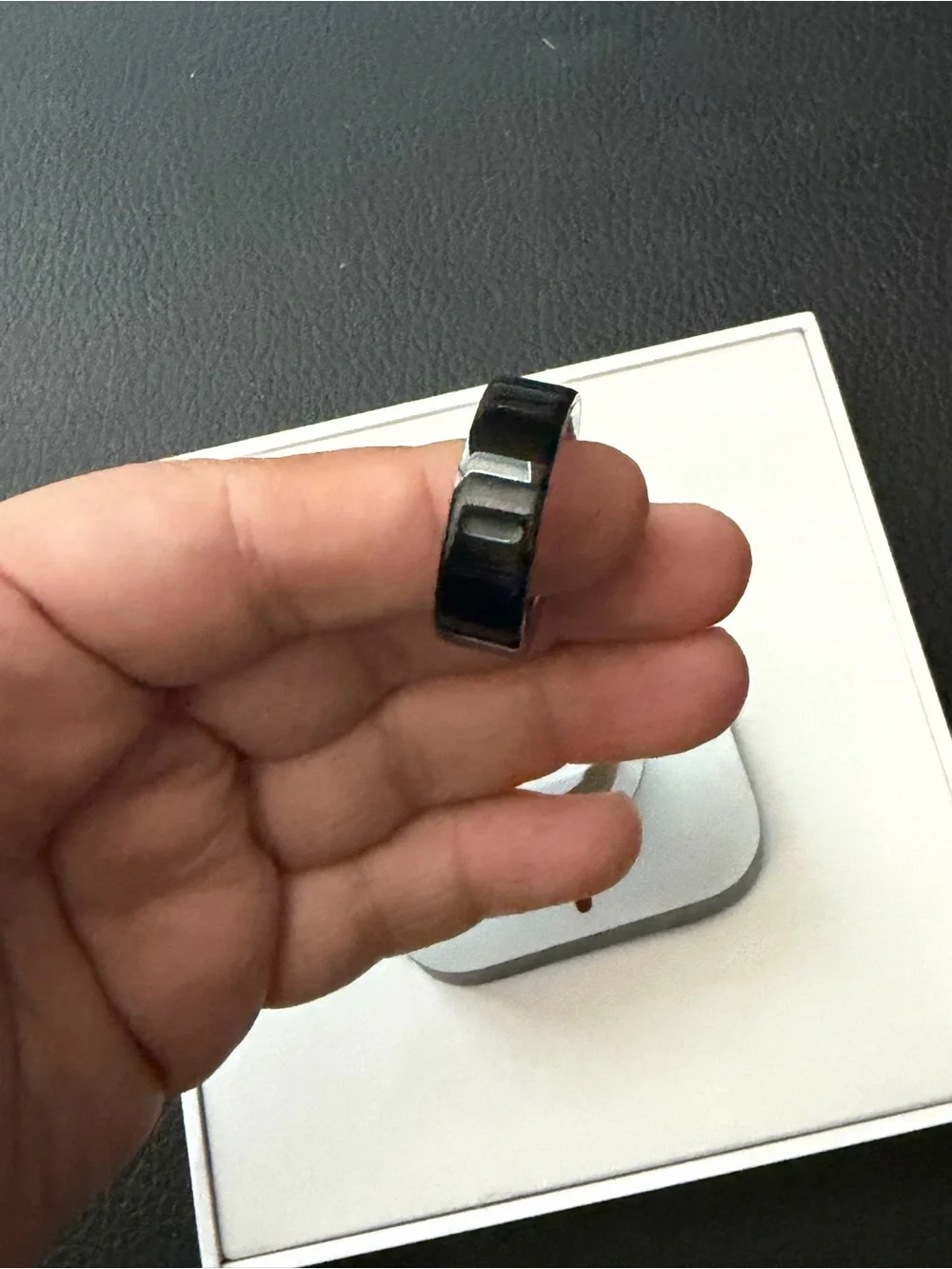 Oura Ring 4 - Black and Silver Finish