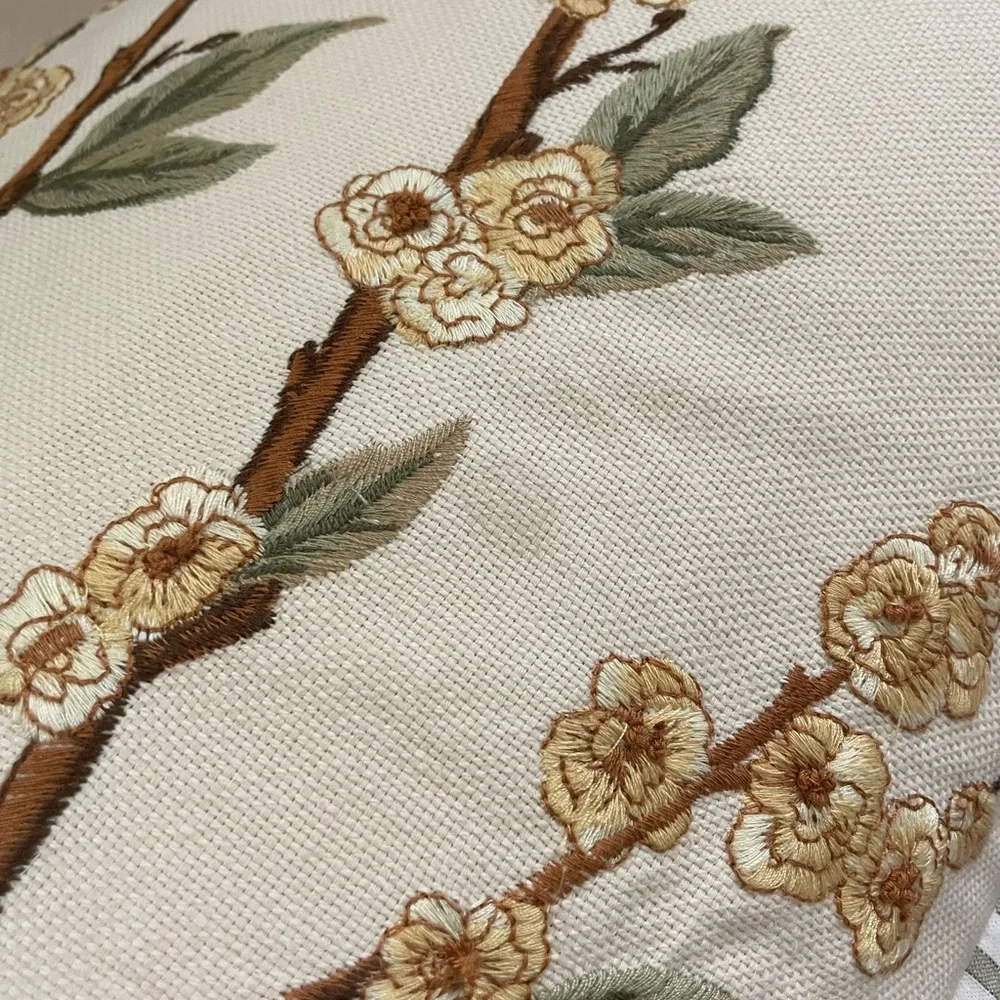 POTTERY BARN LINEN COTTON EMBROIDERED THROW PILLOW 16x26