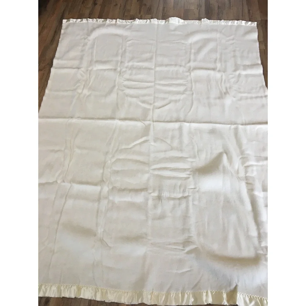 Vintage USA Made Ivory Blanket with Nylon Satin Trim 68