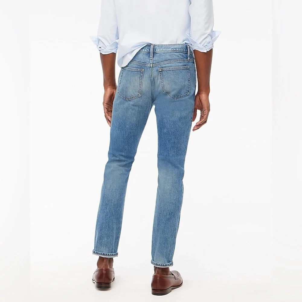 J. Crew home button sign
