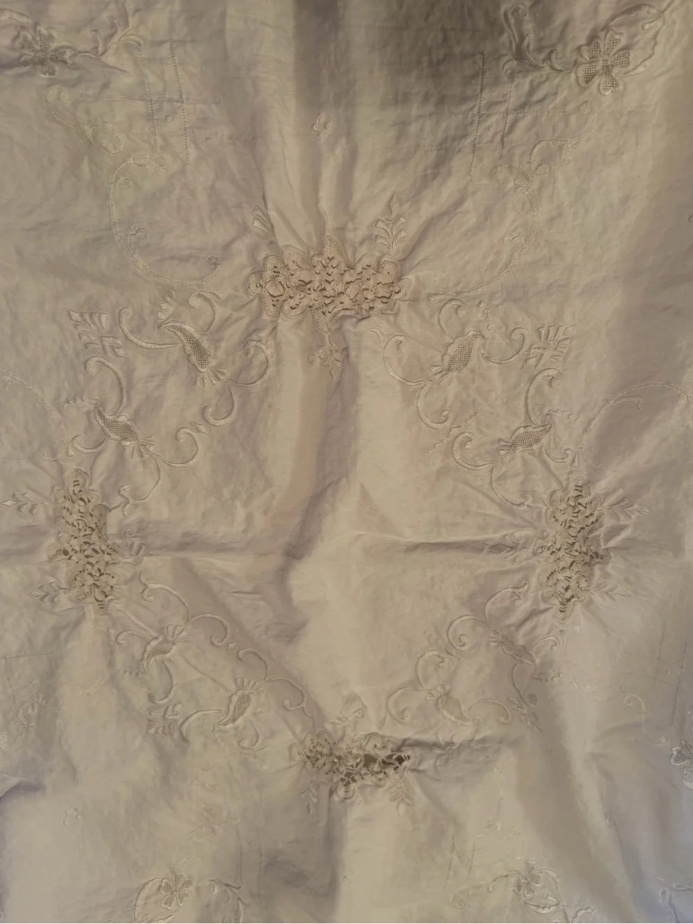 Vintage Embroidered Scalloped Edge Linen Tablecloth White 40”x40”