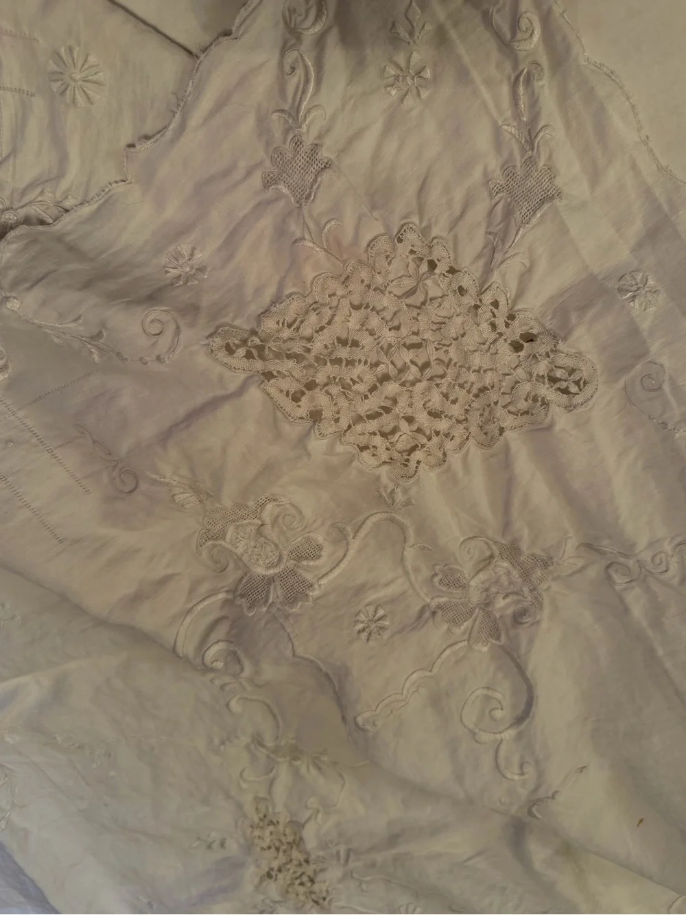 Vintage Embroidered Scalloped Edge Linen Tablecloth White 40”x40”