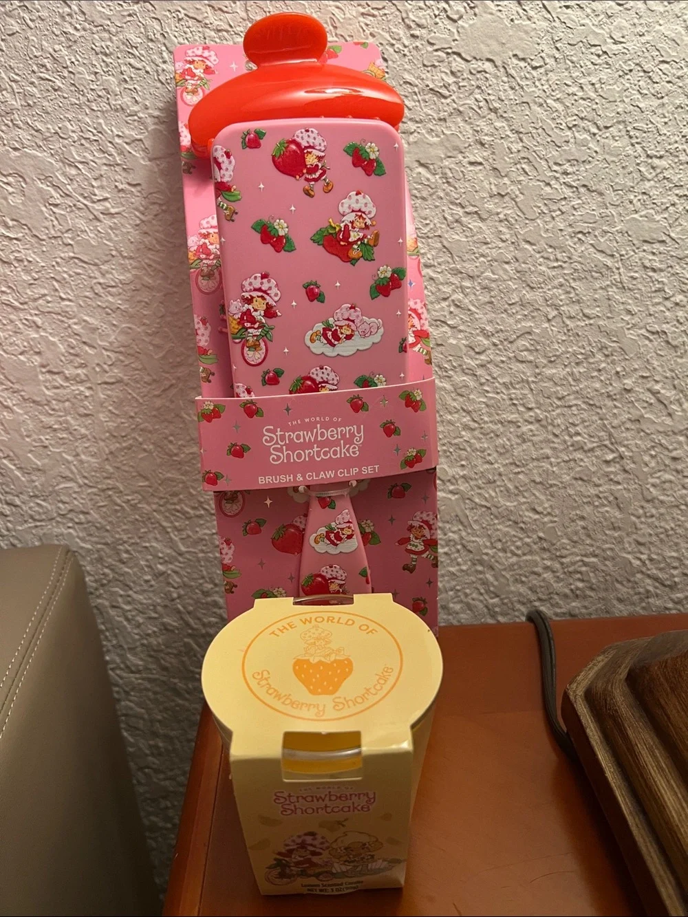 #2582* Pink Brush & Claw Clip Set & The World Of Strawberry Shortcake Candle