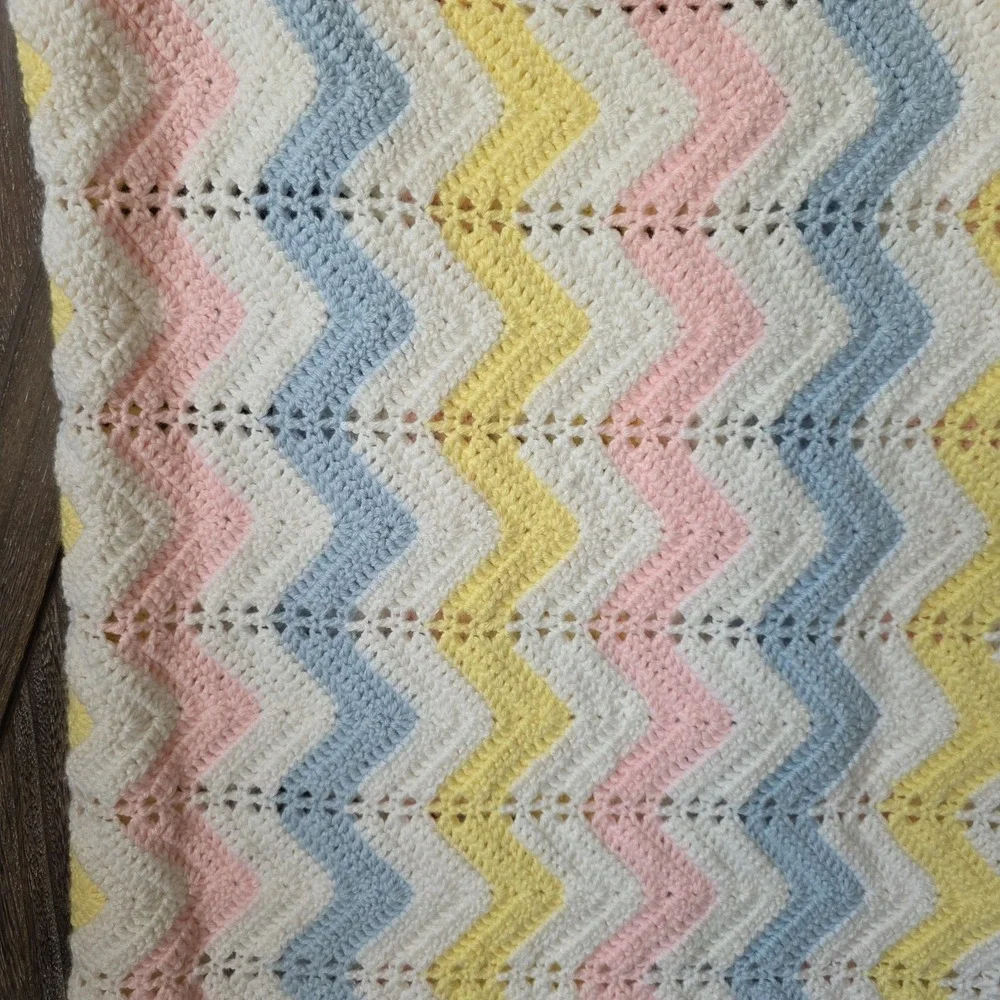 Handmade Baby Blanket Crochet Chevron Design White Blue Pink‎ Yellow 44