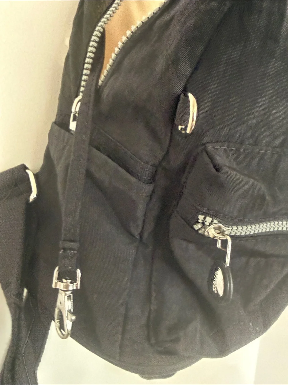 N/A black canvas