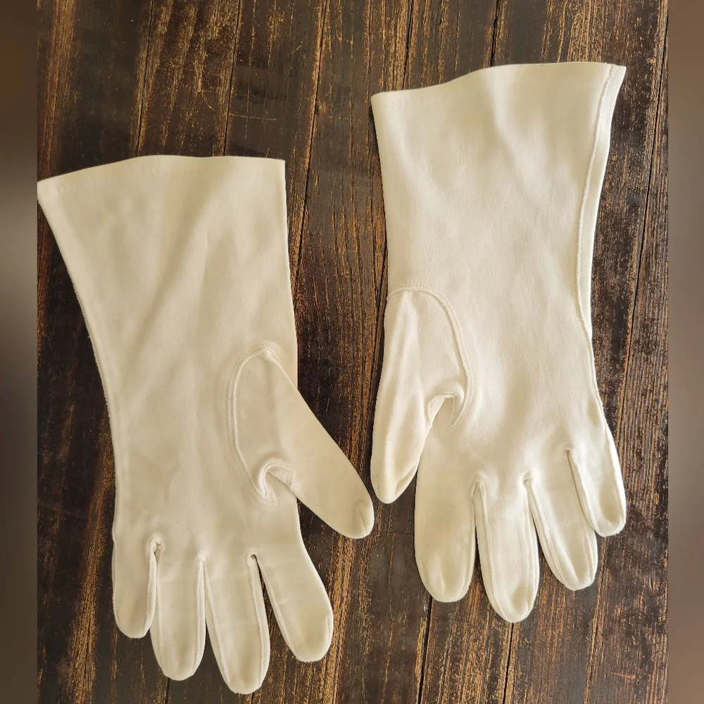 true Vintage 1940s Embroidered Gloves
