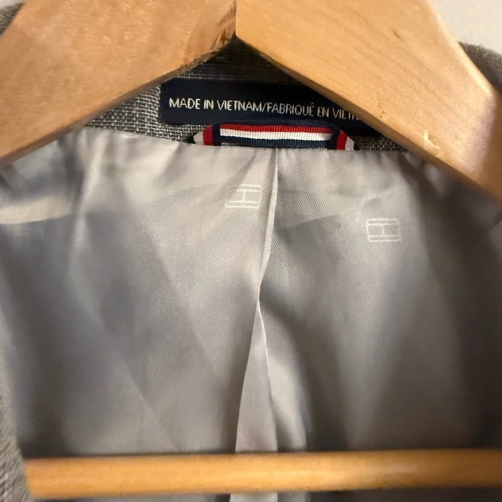 Tommy Hilfiger closure fully or