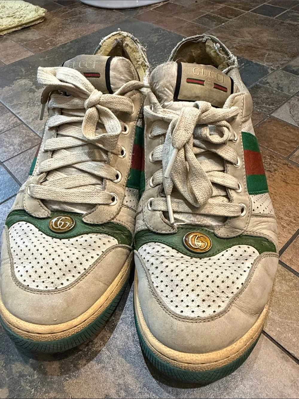 Gucci beige top emblem