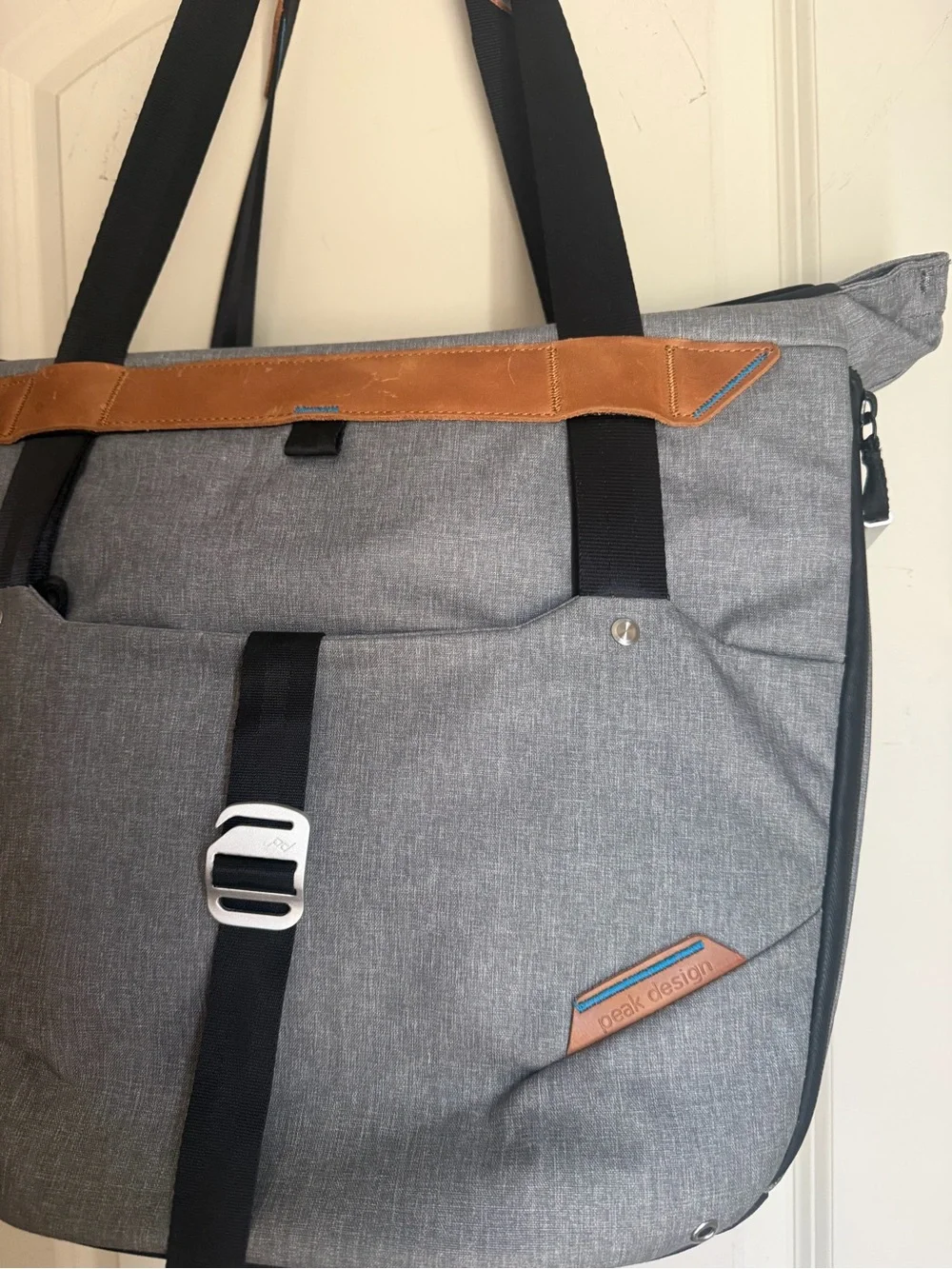 Peak Design stylish grey