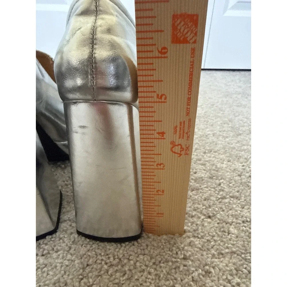 Unbranded metallic silver