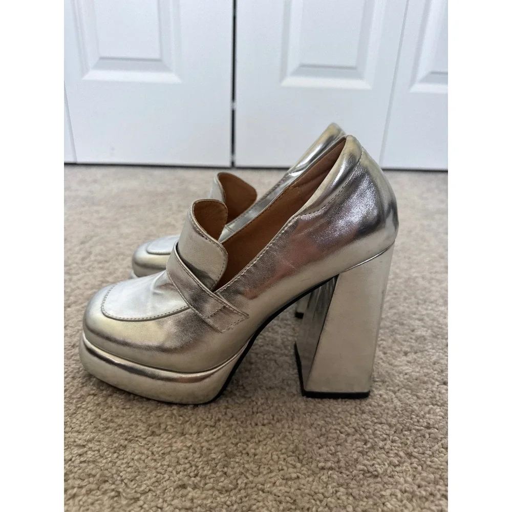 Unbranded metallic silver