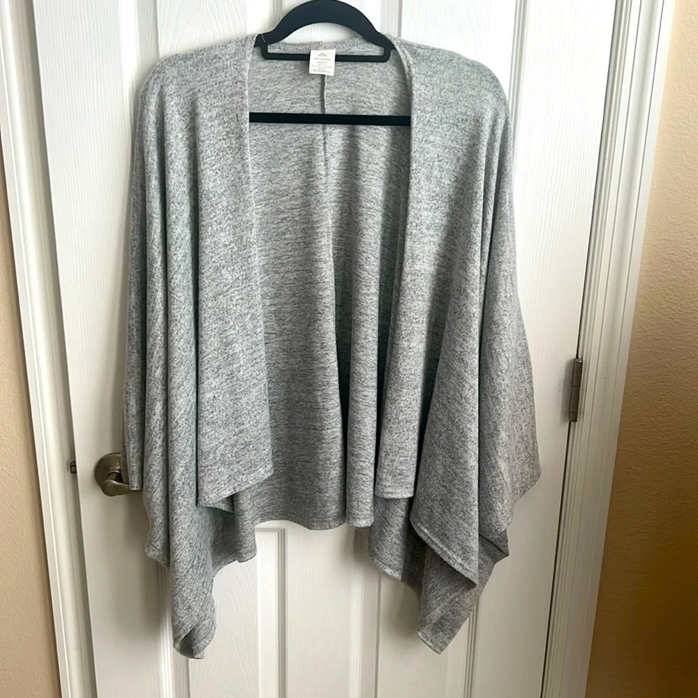 Ladies one size‎ soft gray poncho/kimono