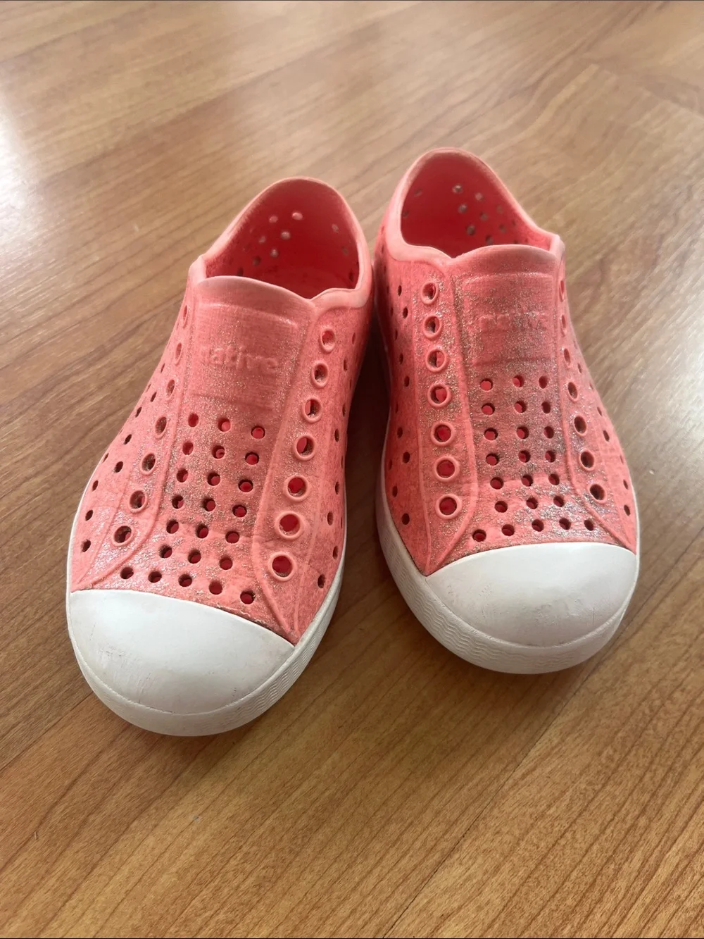 Native Kids Water Shoe Slip-On in Coral glittery pink with White Toe