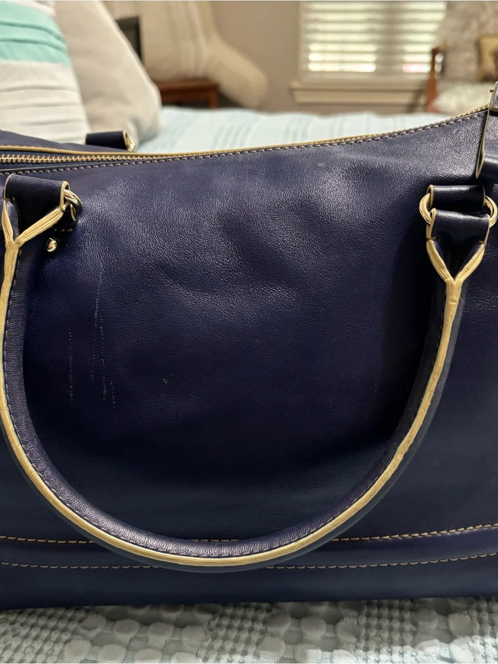 Kate Spade handbag/shoulder bag is a great accessory fun or professional use.