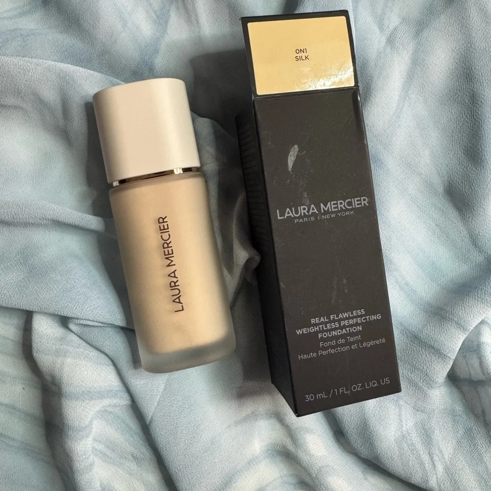 Laura Mercier Real Flawless Foundation - ON1 Silk