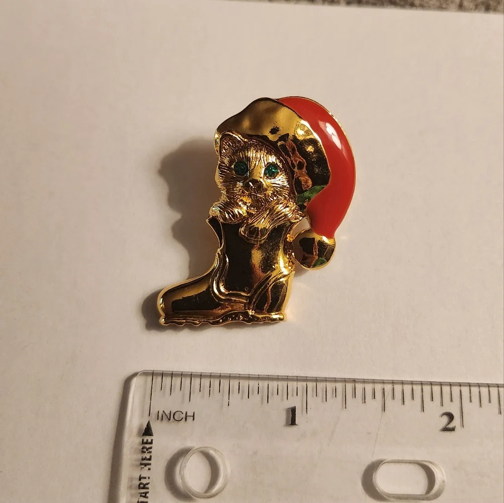 Vintage Avon Cat Christmas Brooch Pin