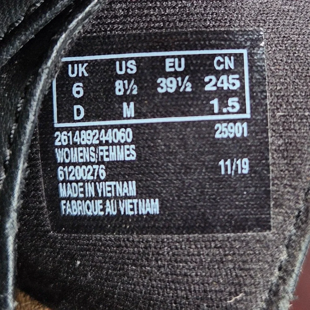 Clarks minor scuffing