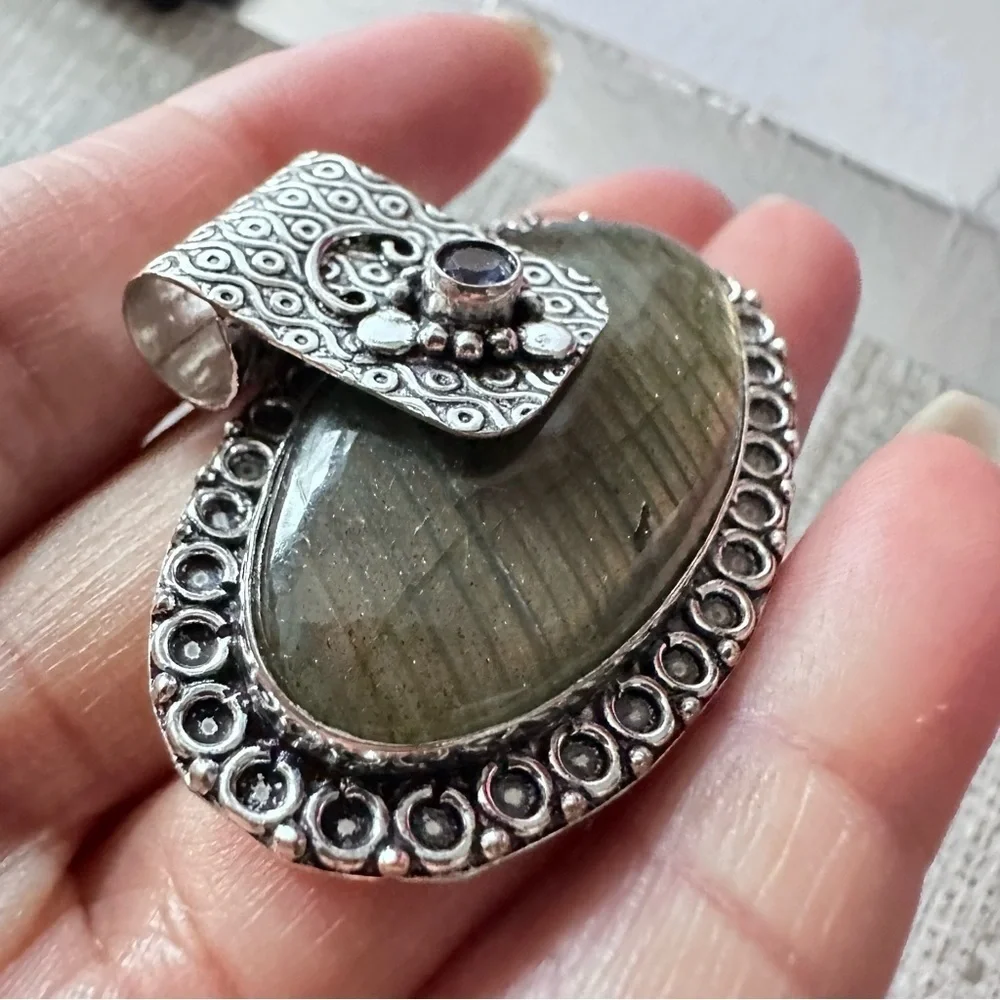 Handmade pendant labradorite