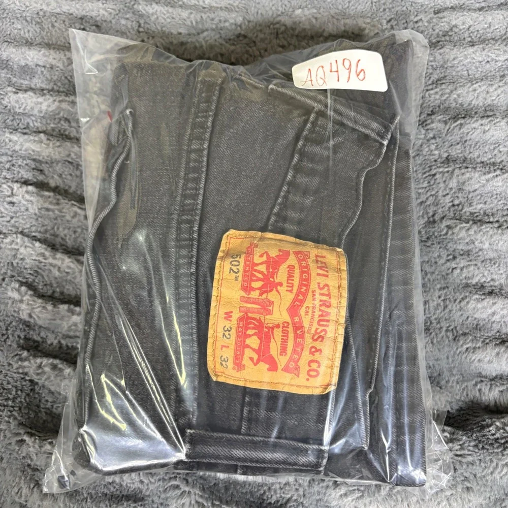 Levis essential signature