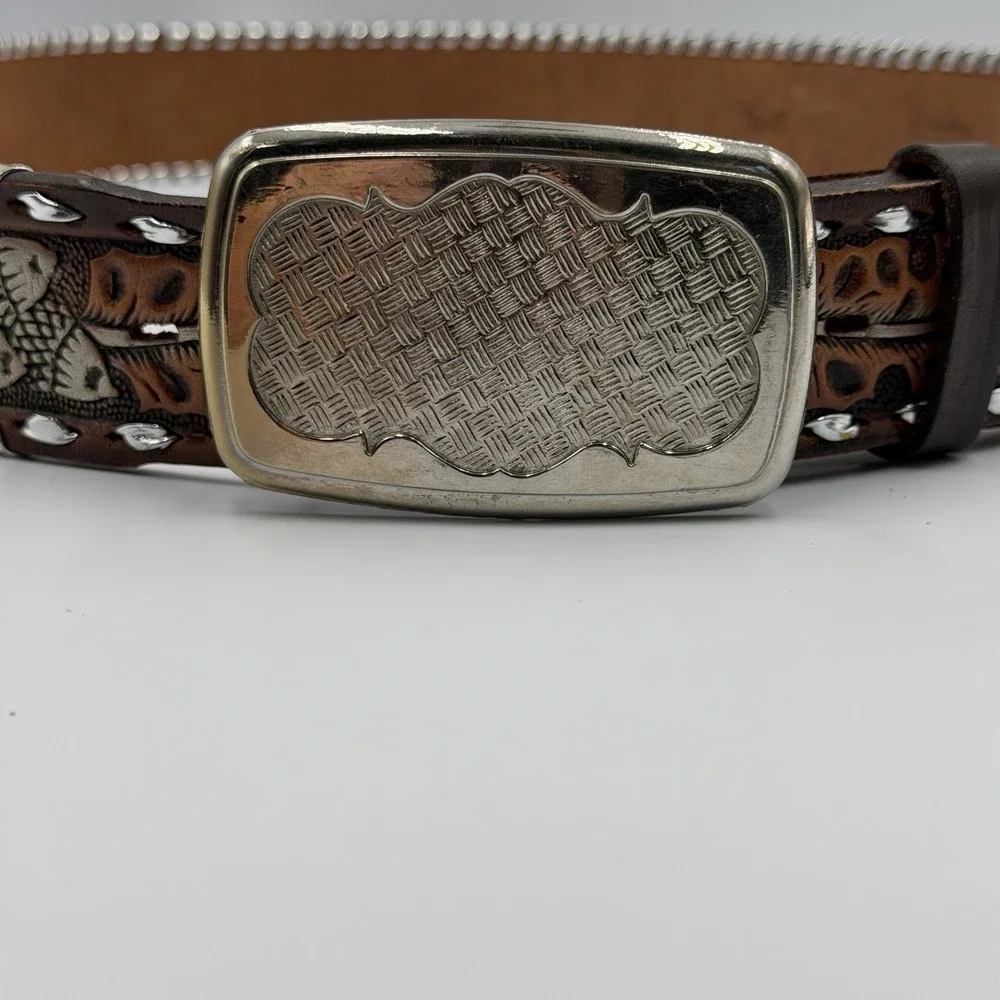 The Unbranded Brand women hand