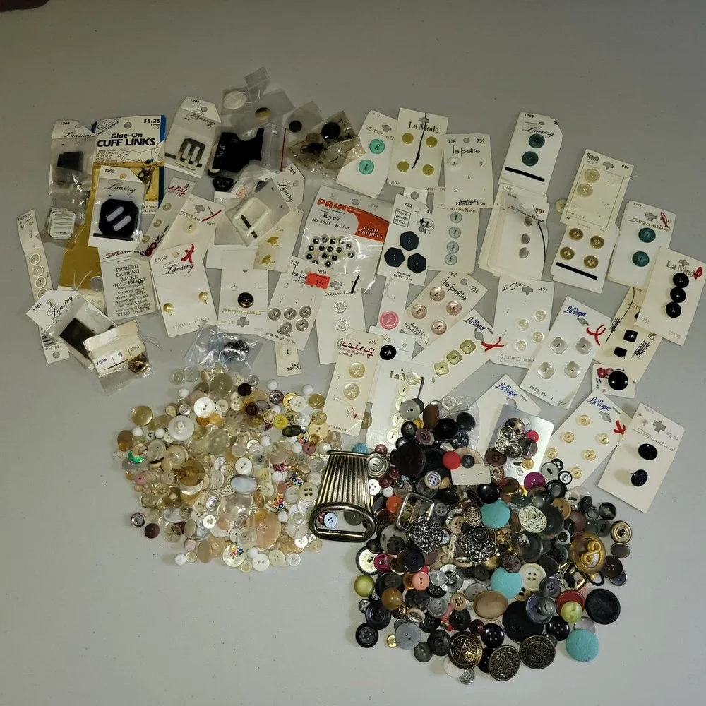 Vintage Button‎ Lot Bulk Mixed...Over 2lbs