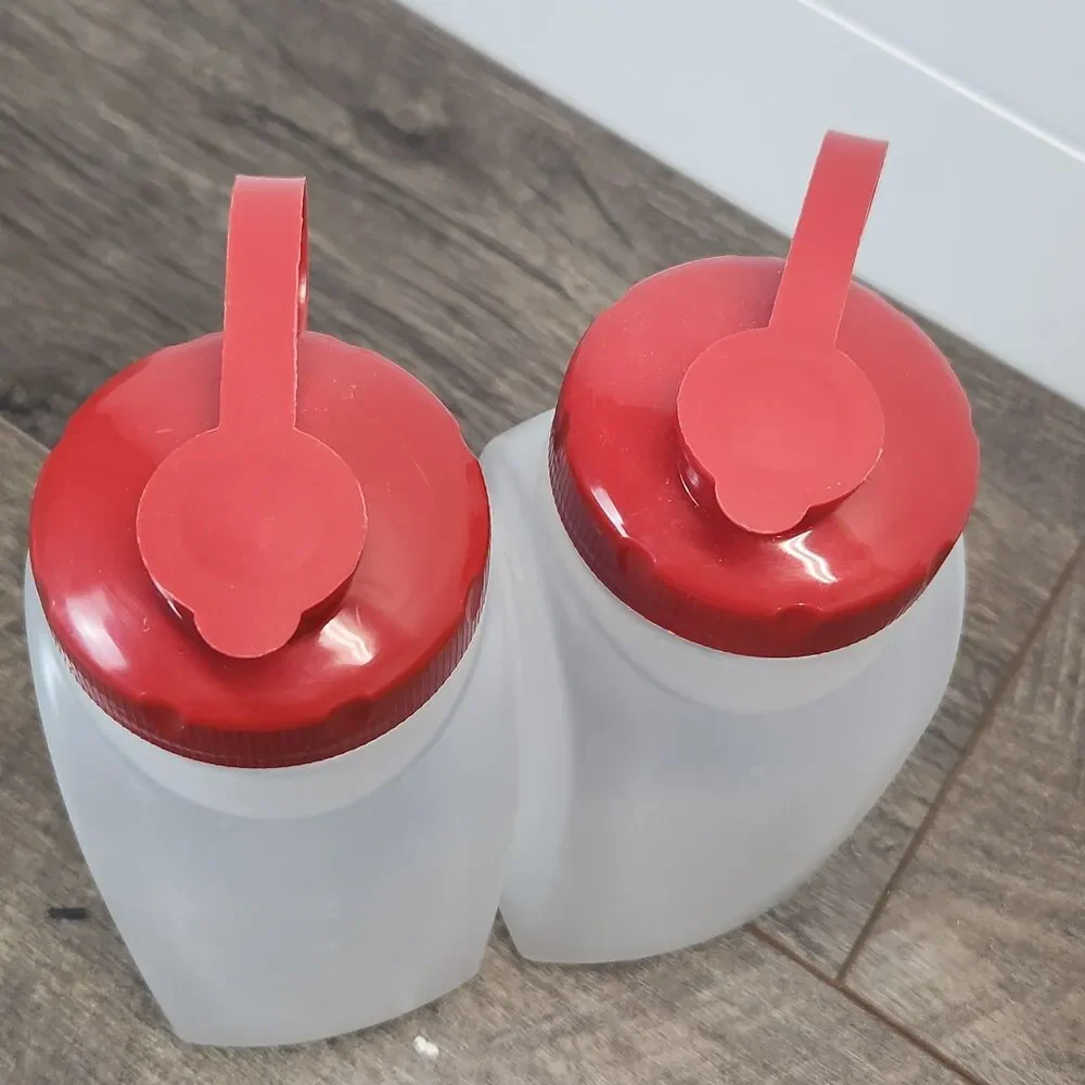 2 Rubbermaid Servin Saver Pitcher 1 QT Beverage Containers Bottles Red Lids