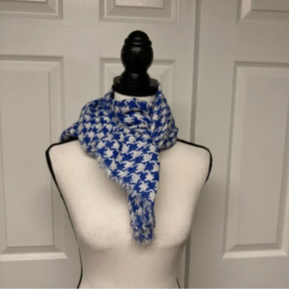 EUC Vintage oversized scarf/wrap 78x 36 cornflower blue. Large houndstooth check