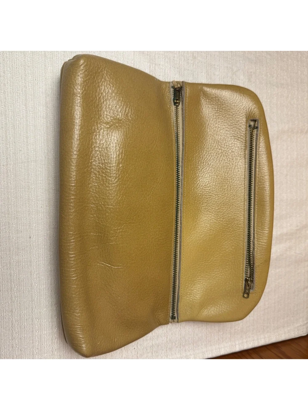 N/A while two zippers