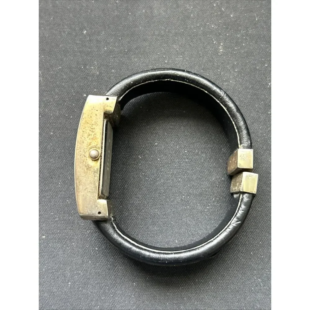 Unbranded gold tone