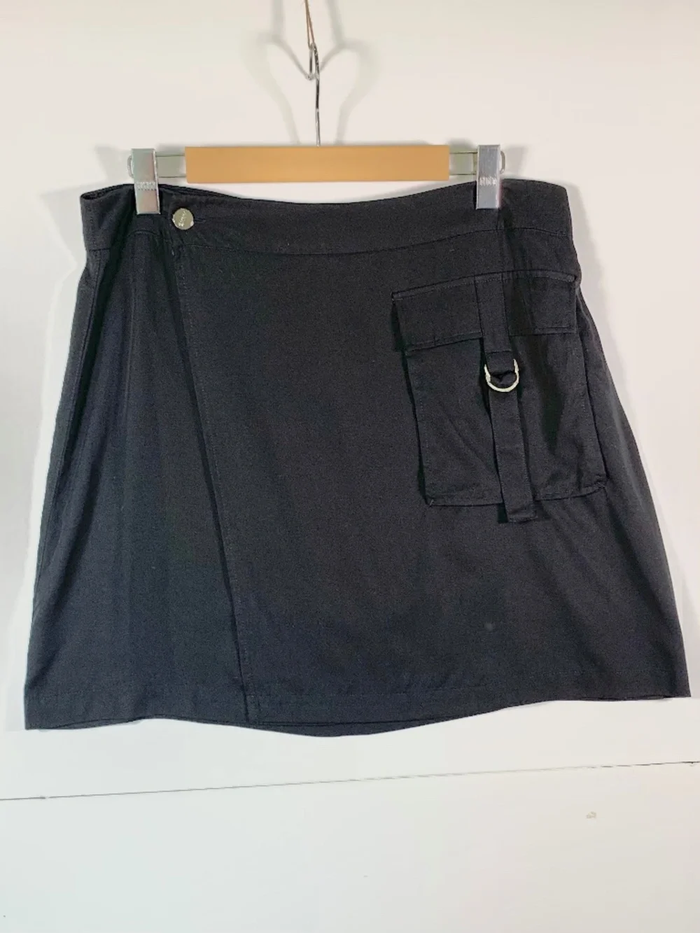 DKNY Black Cargo Wrap Mini Skirt Silver-Tone Detail/zippered closure Streetwear