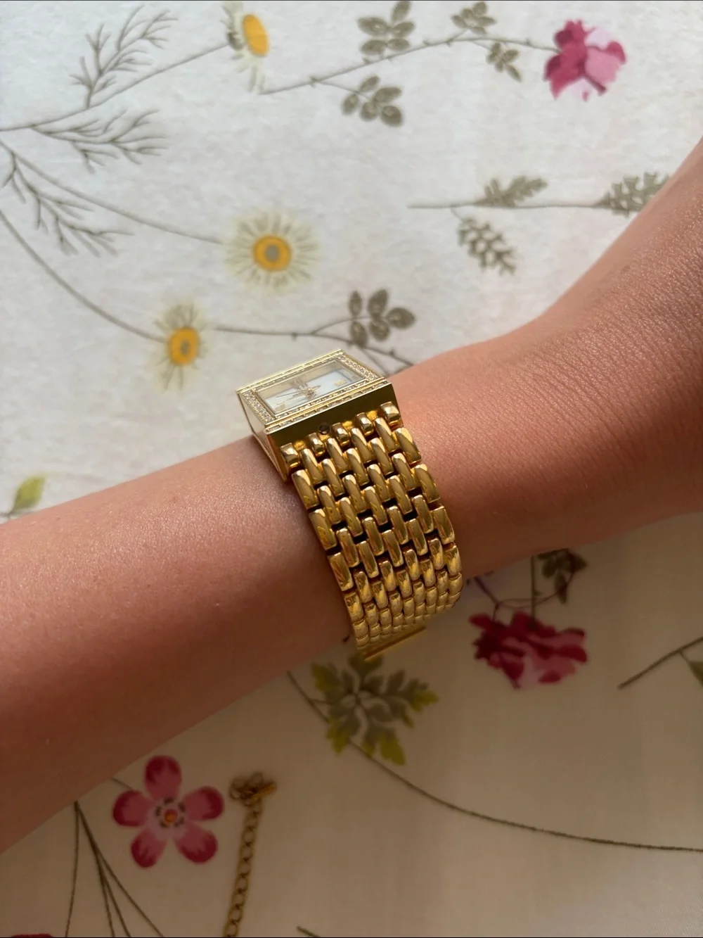 N/A elegant gold