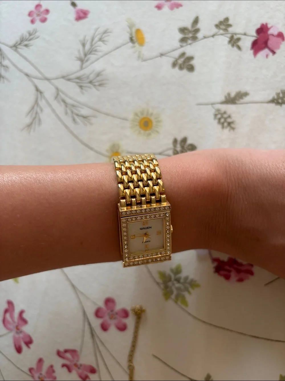 N/A elegant gold